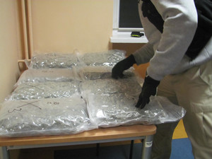 zabezpieczone przez policjantów narkotyki w plastikowych torebkach na stole