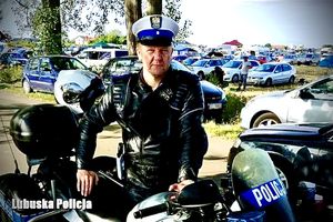 umundurowany policjant przy motocyklu