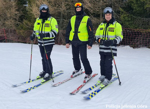 Trzej policjanci na nartach pełniący służbę na stoku