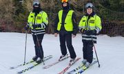 Trzej policjanci na nartach pełniący służbę na stoku