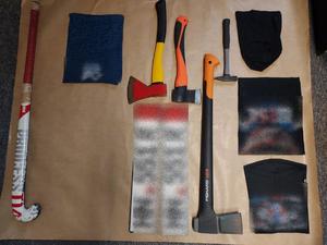 narzędzia i przedmioty zabezpieczone podczas przeszukiwań i bójki (toporki, siekiera, młotek, 3 kominy i kominiarka)