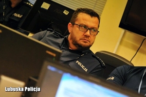 policjant siedzi przy komputerze