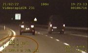 stopklatka z wideorejestratora przedstawia dwa jadące drogą samochody
