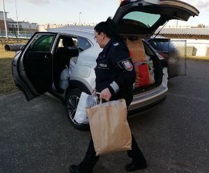 policjantka pakuje do samochodu torby z przekazanymi rzeczami od policjantów dla ukraińskich rodzin