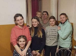 ukraińskie rodziny-  kobiety z dziećmi , które otrzymały pomoc od policjantów