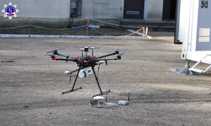 dron przed Mobilną Platformą Kryminalistyczną