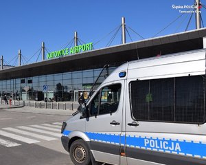 na zdjęciu radiowóz policyjny, w tle budynek z napisem Katowice - airport