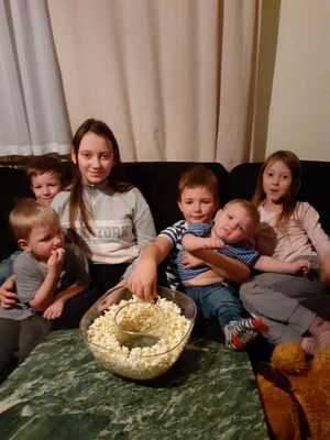polskie i ukraińskie dzieci siedzą na kanapie