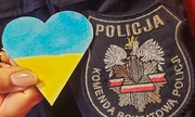 fragment munduru policyjnego  idłoć trzymająca serce w kolorach flagi ukraińskiej