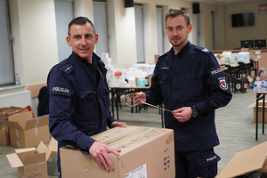 Policjanci pakują karton z datkami