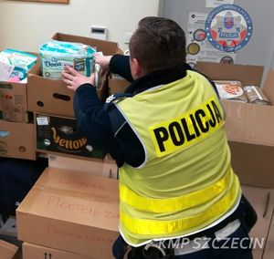 policjant podczas pakowania paczki