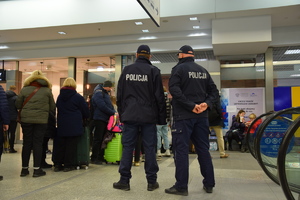 Dwaj policjanci przed punktem obsługi dla Obywateli Ukrainy