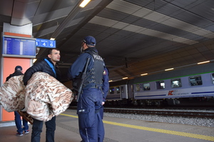 Policjant rozmawia z migrantem