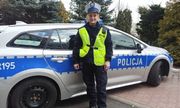 zdjęcie kolorowe: posterunkowa Aleksandra Trzaska stojąca w mundurze przez policyjnym radiowozem