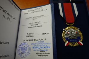 Medal za Zasługi dla Policji i legitymacja