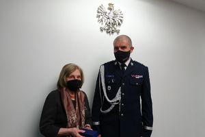 oficer Policji - Zastępca Komendanta Głównego Policji z nagrodzoną kobietą