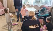 Zdjęcie przedstawiające policjantkę i rodzinę ukraińską