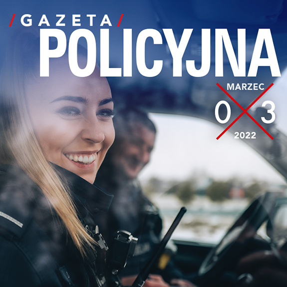 Fragment okładki Gazety Policyjnej przedstawiający uśmiechniętą policjantkę i policjanta w samochodzie.