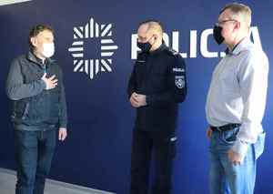 dwaj polscy policjanci wraz z emerytowanym policjantem z Ukrainy