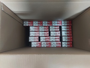 paczki papierosów poukładane w kartonach