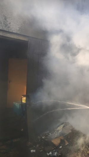 dym okalający budynek