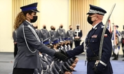 Akt promocji na pierwszy stopień oficerski - komendant główny Policji gratuluje funkcjonariuszce Policji