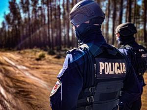 dwóch policjantów stoi na pasku granicznym
