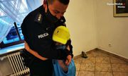 policjant przytula dziecko