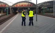 dwaj policjanci podczas patrolu na dworcu kolejowym