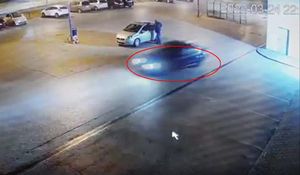 zaznaczone czerwoną obwódka auto driftujące na parkingu w mieście