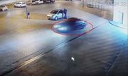 zaznaczone czerwoną obwódka auto driftujące na parkingu w mieście