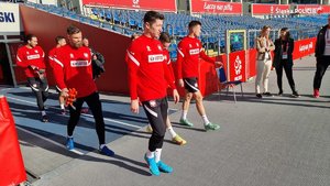 piłkarze reprezentacji Polski wchodzący na murawę Stadionu Śląskiego. Na pierwszym planie Robert Lewandowski