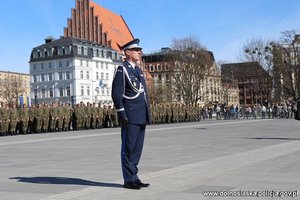 komendant wojewódzki Policji we Wrocławiu stoi na placu