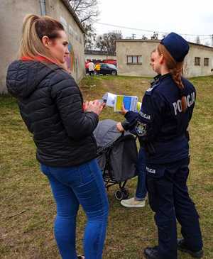 Zdjęcie przedstawia policjantkę rozmawiającą z kobietą z Ukrainy