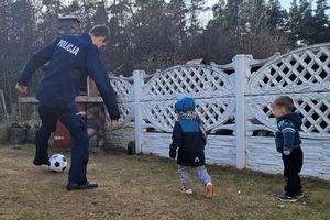 policjant gra z dziećmi w piłkę nożną