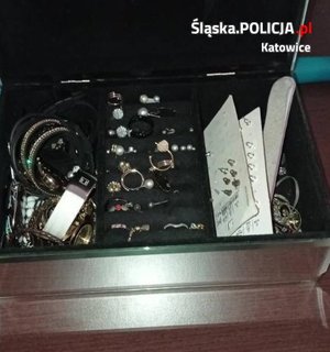 zdjęcie kolorowe: część zabezpieczonej przez kryminalnych biżuterii ujawnionej podczas przeszukania mieszkań