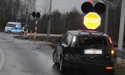 uszkodzony samochód marki Volvo, w tle przejazd kolejowy i radiowóz