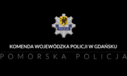 plansza z logiem pomorskiej policji, napis komenda wojewódzka policji w gdańsku