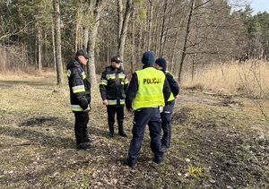 policjanci wspólnie ze strażakami szukają zaginionej na terenie leśnym