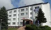 Budynek Komendy Powiatowej Policji w Ropczycach widziany od frontu