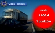widok z wideorejestratora na nieprawidłowo wyprzedzający pojazd, po prawej stronie grafika: czerwone koło w którym znajduje się biały napis mandat 1000 zł 5 punktów