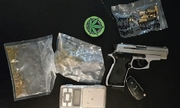 zabezpieczona przez policjantów broń, amunicja, waga elektroniczna i woreczek z marihuaną