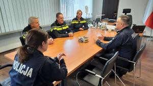 polscy i niderlandzcy policjanci rozmawiają przy stole