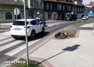 Miejsce potrącenia rowerzystki - rower leżący przy jezdni, a na niej jadące pojazdy