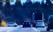 kadr z nagrania wideorejestratora przedstawia samochód wyprzedzający inny pojazd na oznakowanym przejściu dla pieszych