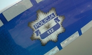 gwiazda policyjna, na której znajduje się napis policja 112, na drzwiach radiowozu