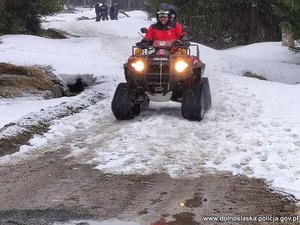 Ratownicy na skuterze śnieżnym