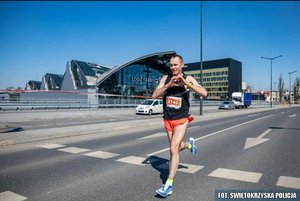 mężczyzna w czasie biegu podczas maratonu