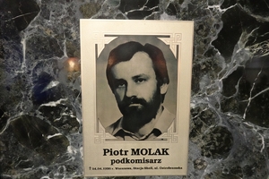zdjęcie podkomisarza Piotra Molaka na tablicy pamięci