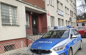policyjny radiowóz zaparkowany przed budynkiem Policji